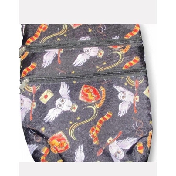 Harry Potter Passport Bag Travel Crossbody Purse Gryffindor Hedwig - Picture 3 of 7